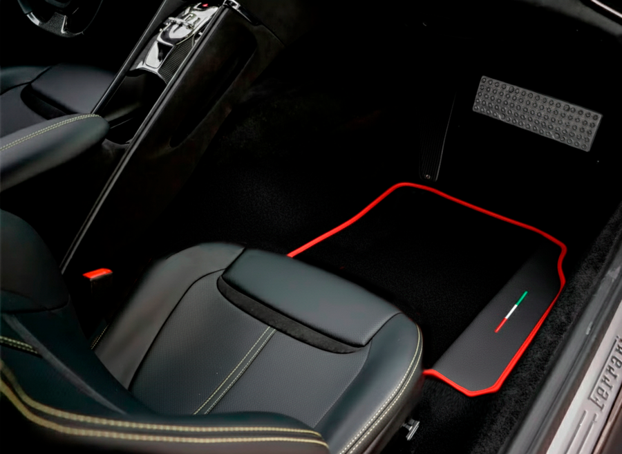 Svarte Bilmatter for Ferrari GTC4 Lusso (2016-2023) med lær og røde detaljer