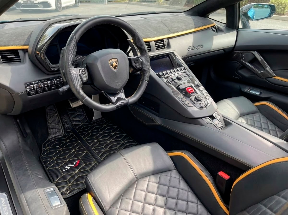 Karbon skinn bilmatter til Lamborghini Aventador SVJ Limited Edition