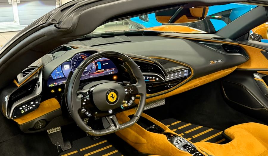 Schwarze Leder-Fußmatten mit gelbem Daytona-Design für Ferrari SF90 Stradale (2019-2024)