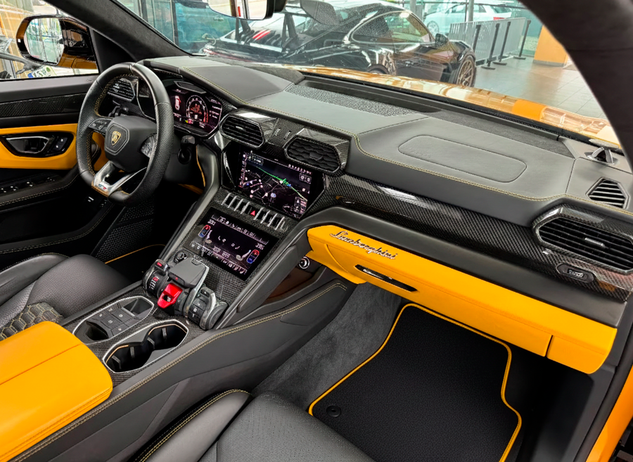 Tilpassbare bilmatter for Lamborghini Urus i svart skreddersydd med gule kanter