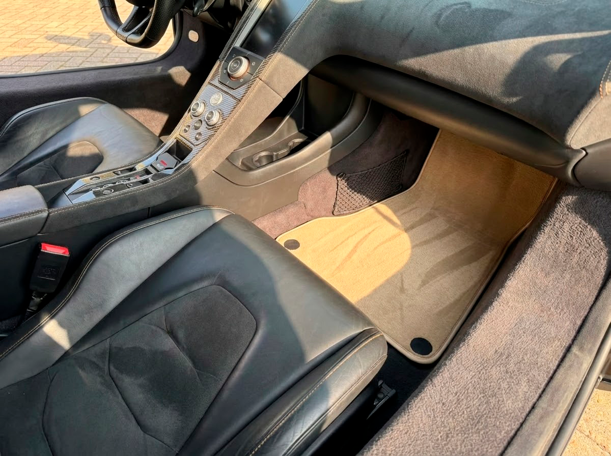 Fußmatten für McLaren MP4 12C, schwarz, maßgeschneiderte Teppiche, orangefarbener Rand - AutoWin