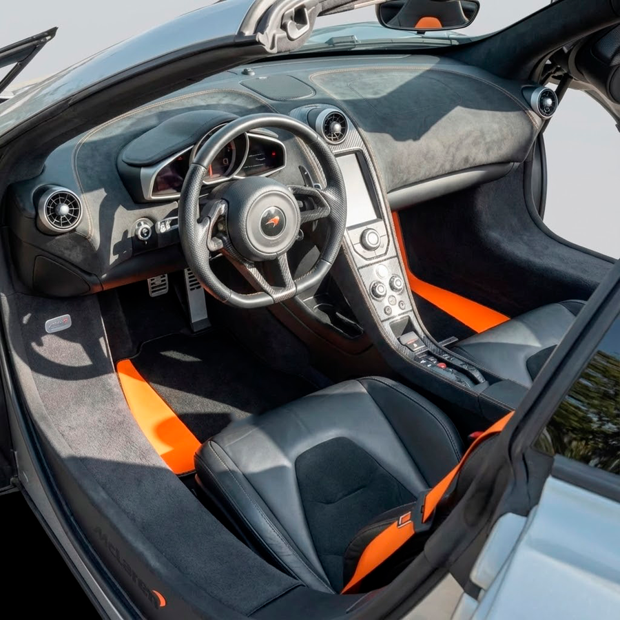 Schwarze Autofußmatten für McLaren 650S (2015-2018) mit orangefarbenem Leder