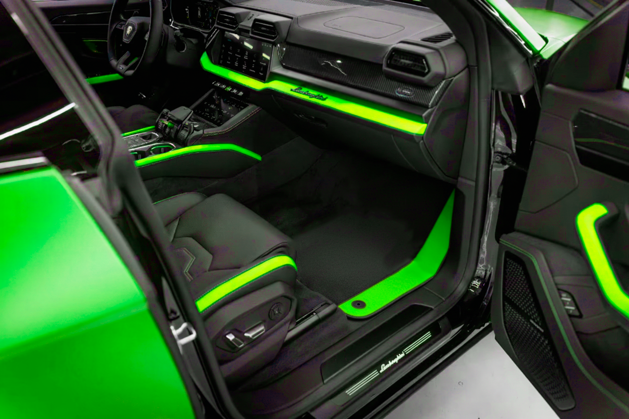 Tilpassbare svarte bilmatter for Lamborghini Urus med grønt skinn