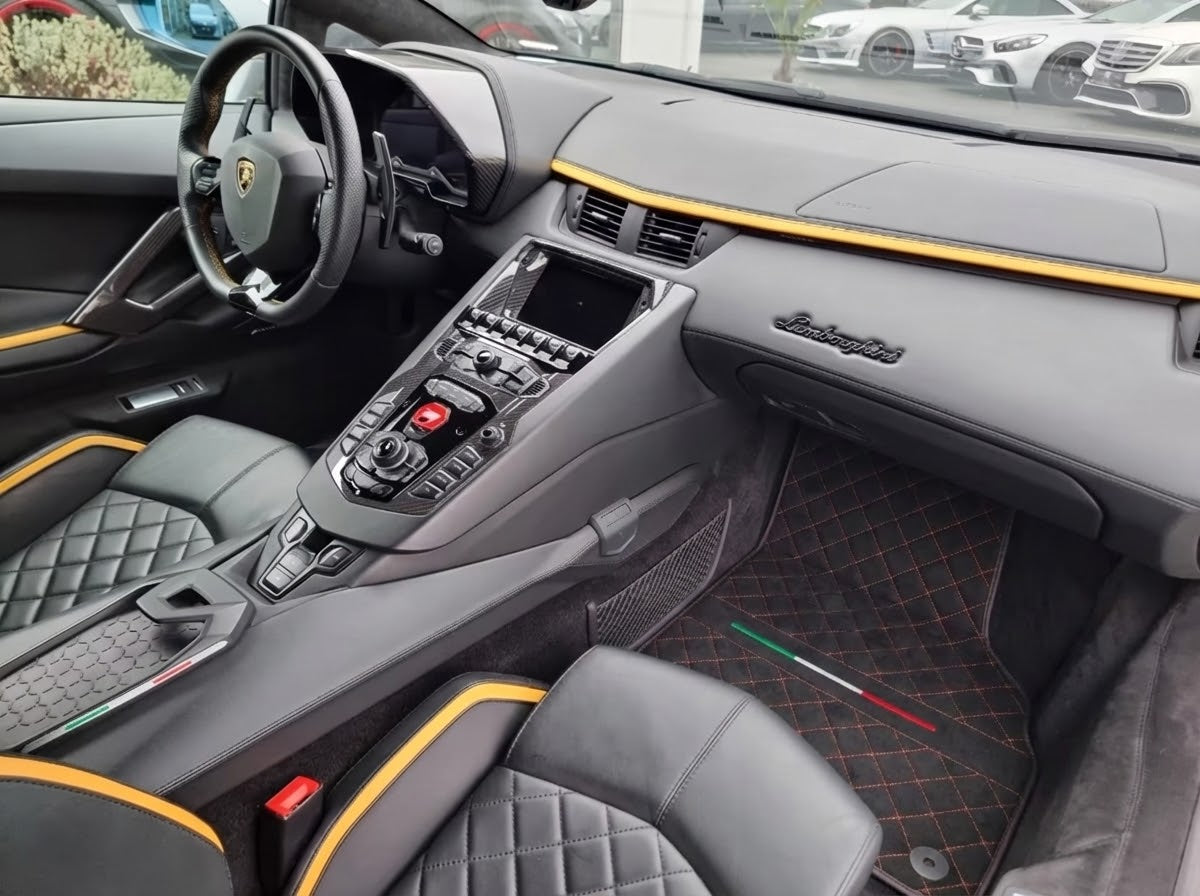 Tilpassbare Alcantara lærbilmatter for Lamborghini Aventador | Rød søm