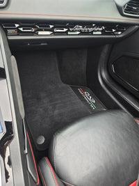 Svart bilmatter for Lamborghini Huracan EVO 2019-2024 med karbonfiber-lærkanter