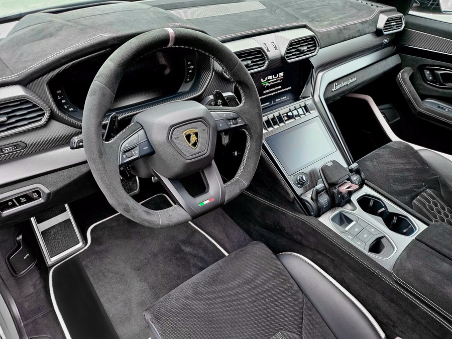 Tilpassbare svarte bilmatter for Lamborghini Urus med Alcantara-lær og hvite kanter