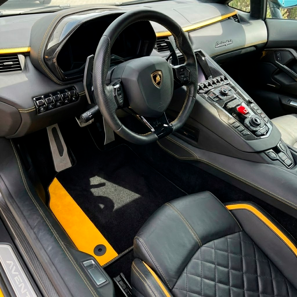 Tilpassbare svarte bilmatter for Lamborghini Aventador med gult (Giallo Taurus) Napa-skinn