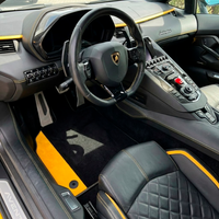 Tilpassbare svarte bilmatter for Lamborghini Aventador med gult (Giallo Taurus) Napa-skinn