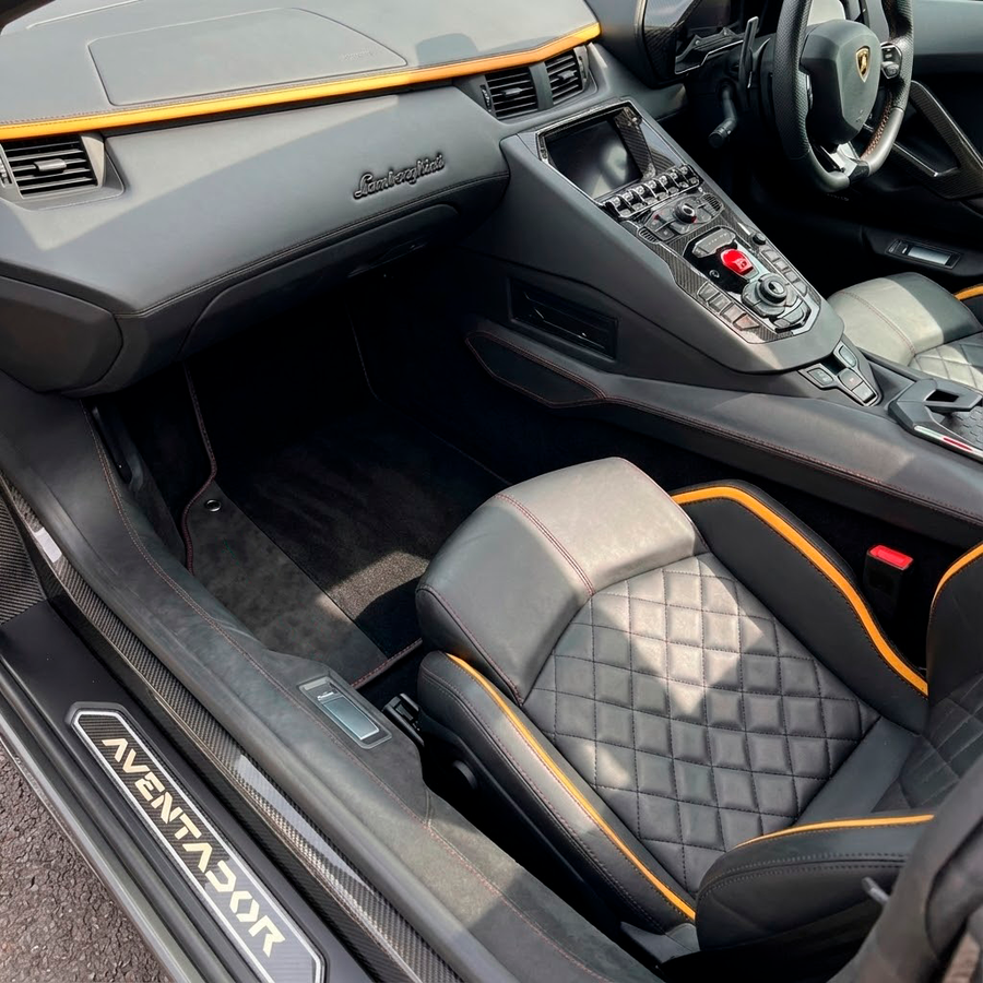 Skreddersydde svarte Bilmatter for Lamborghini Aventador SV med Alcantara-lær