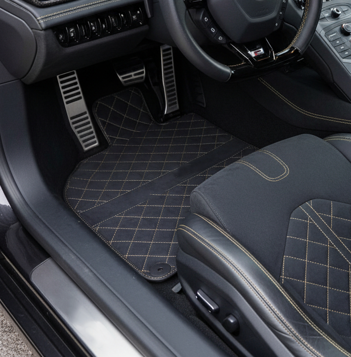 Maßgefertigte Fußmatten für Lamborghini Huracan Perfomante Alcantara-Leder mit Goldbesatz