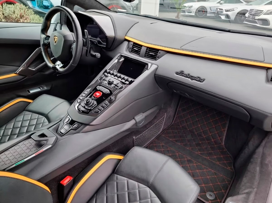 Tilpassbare Alcantara skomatter til Lamborghini Aventador | Rød søm