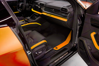 Schwarze Fußmatten für Lamborghini Urus S mit orangefarbenem Alcantara-Leder