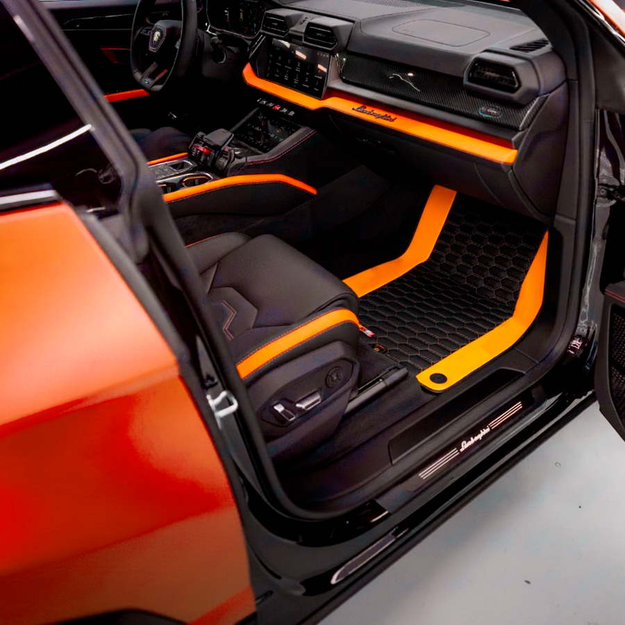 Schwarze Fußmatten für Lamborghini Urus mit orangefarbenem Leder