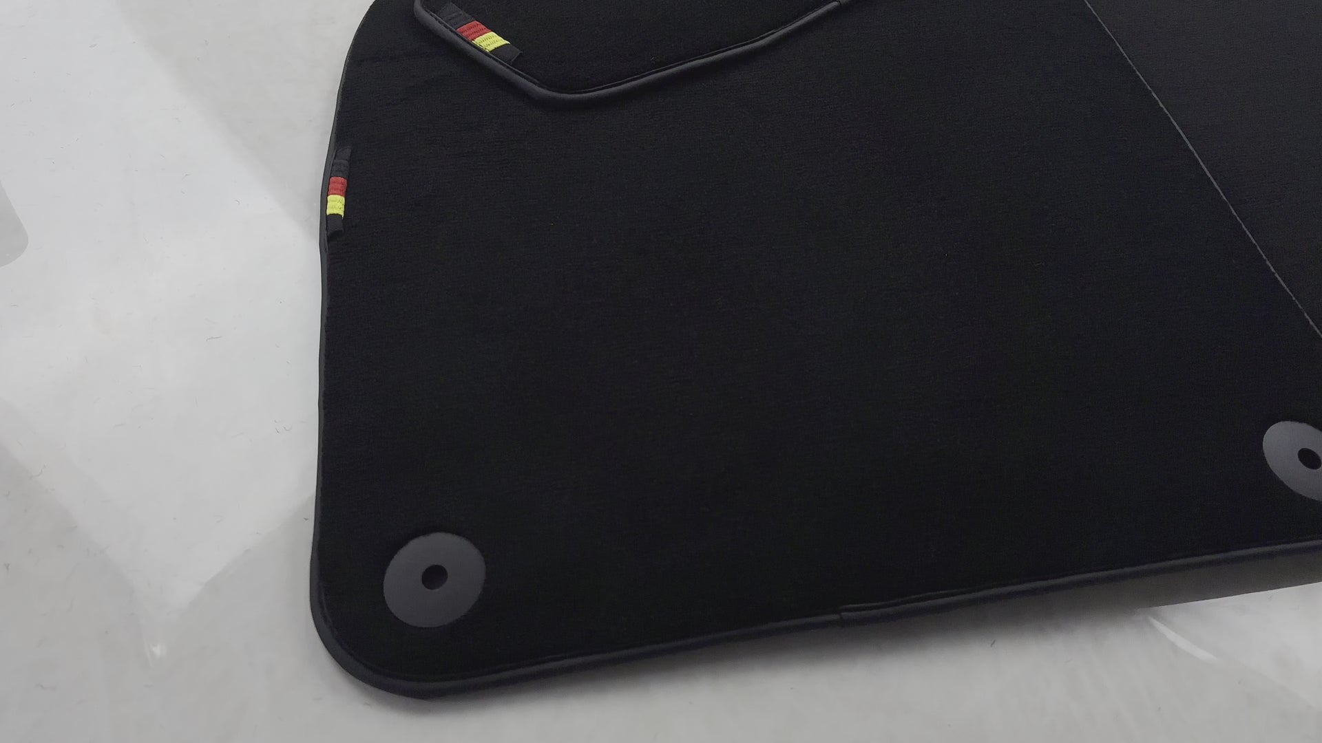 Svart bilmatter for Porsche 911 - 992 (2019-2024) med tysk flagg - AutoWin