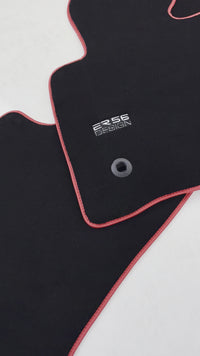 Schwarze Fußmatten für Toyota Land Cruiser 200 (2008–2012) mit rotem Rand | ER56-Design