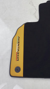 Schwarze Fußmatten für Lamborghini Aventador mit orangefarbenem (Arancia Leonis) Nappaleder