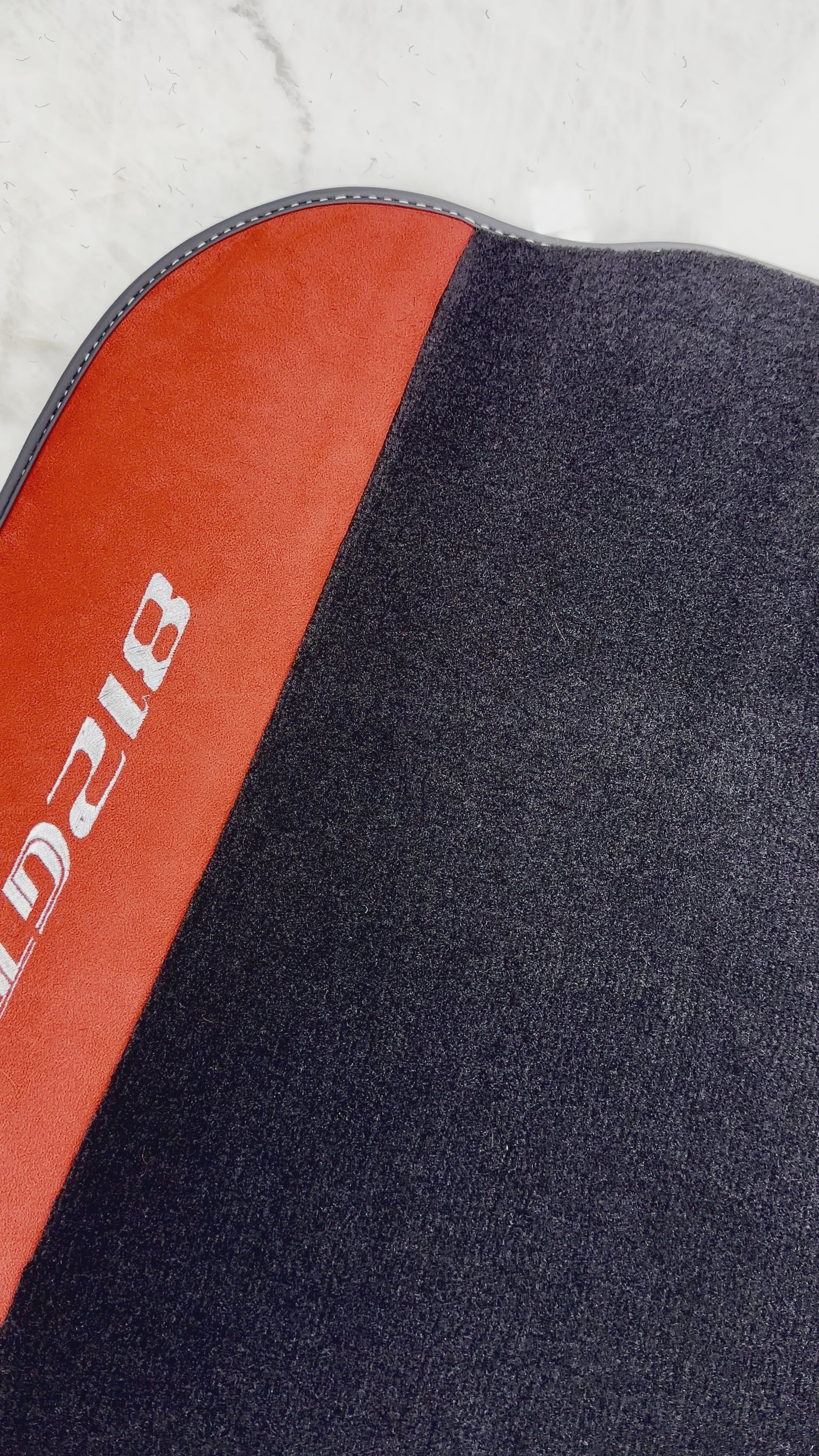 Schwarze Fußmatten für Ferrari 812 GTS (2019–2023) mit rotem Alcantara-Leder - AutoWin