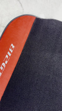 Schwarze Fußmatten für Ferrari 812 GTS (2019–2023) mit rotem Alcantara-Leder