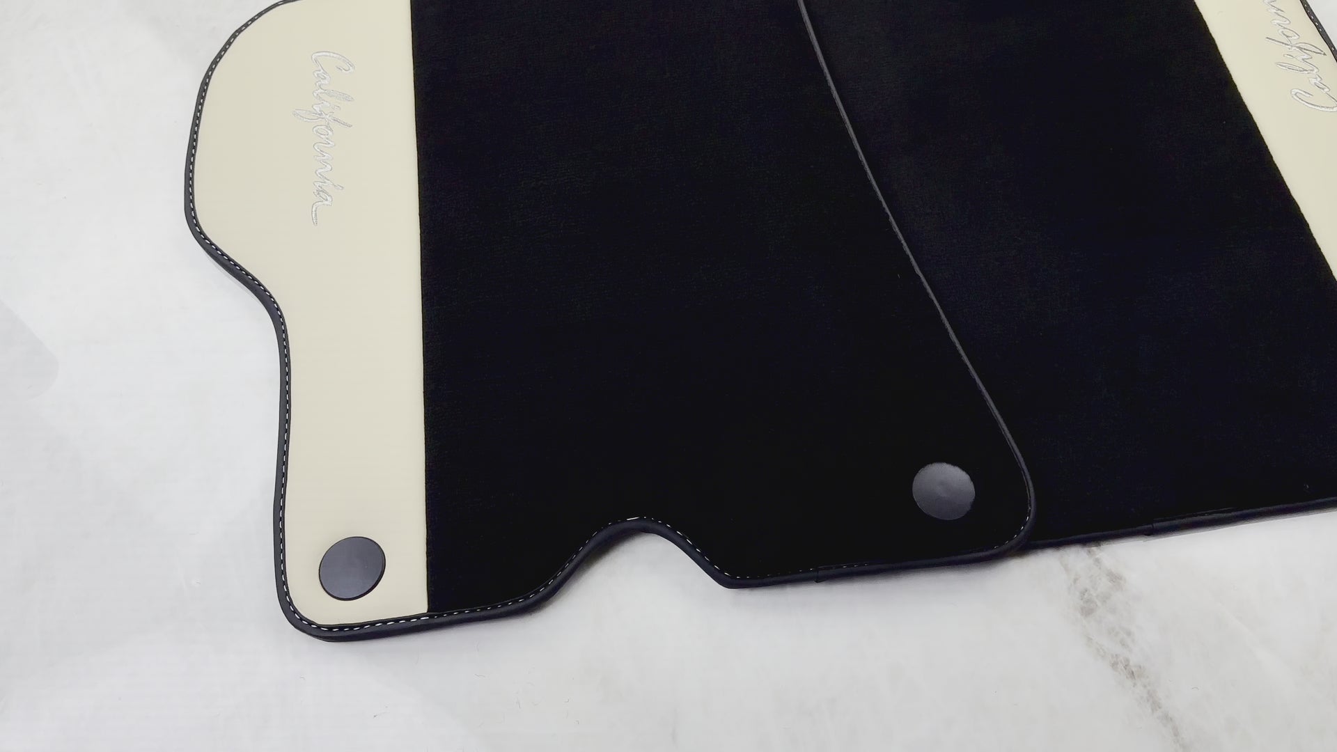 Svarte bilmatter for Ferrari California (2008-2014) med Crema Nappa-skinn - AutoWin