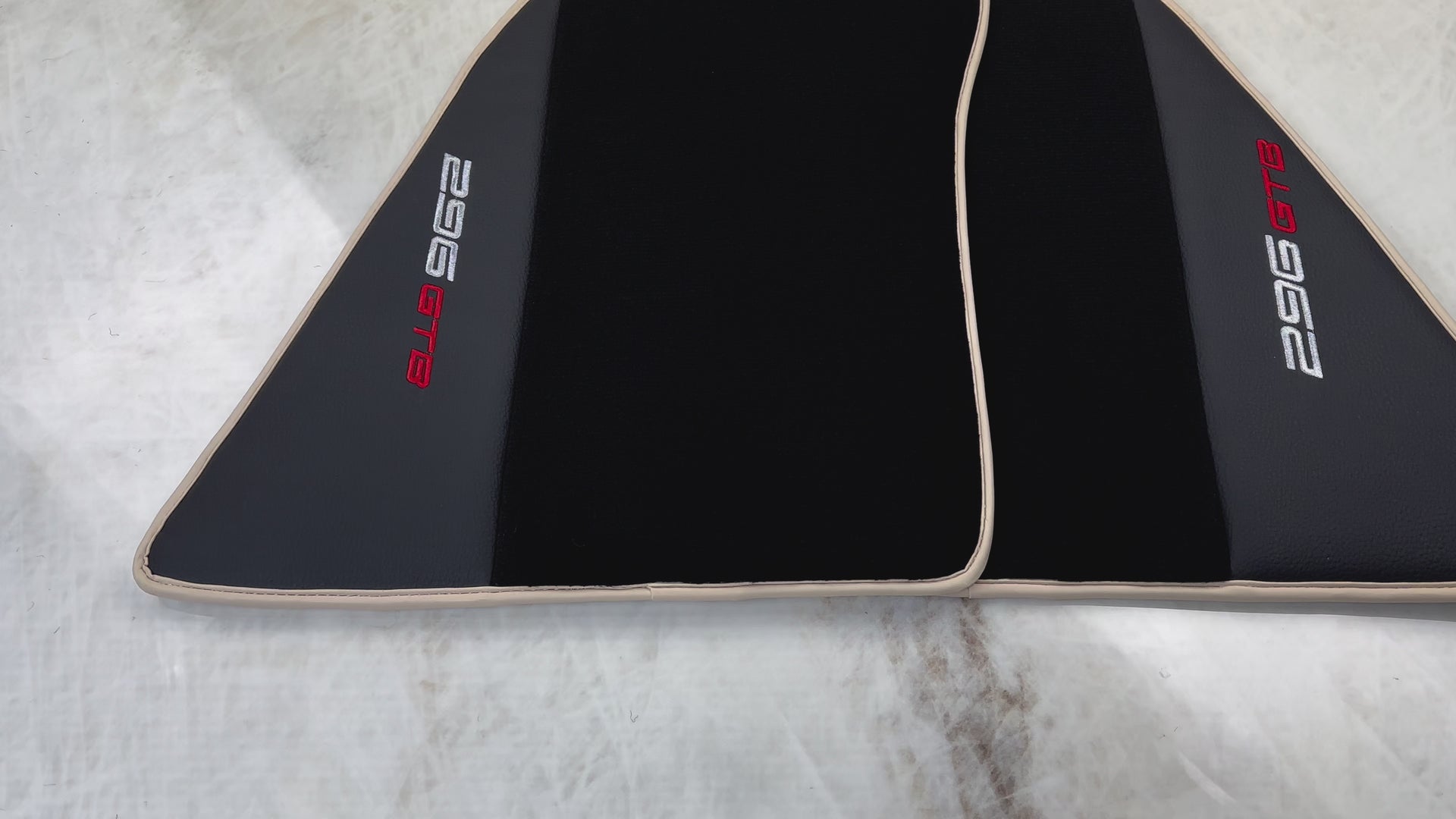 Schwarze Fußmatten für Ferrari 296 GTB (2022-2025) mit Leder | Beige Einfassung - AutoWin