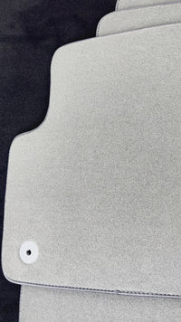 Graue Fußmatten für Bentley Bentayga (2015–2023).