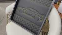 Vom Nissan GTR inspirierte Wandkunst aus schwarzem Leder: Gesticktes Luxusdekor mit gelben Nähten