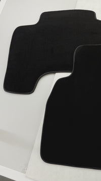 Schwarze Fußmatten für Toyota Land Cruiser 80 (1985–1997).