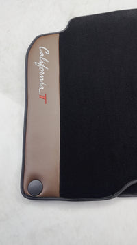 Schwarze Fußmatten für Ferrari California T 2015–2018 mit braunem Leder