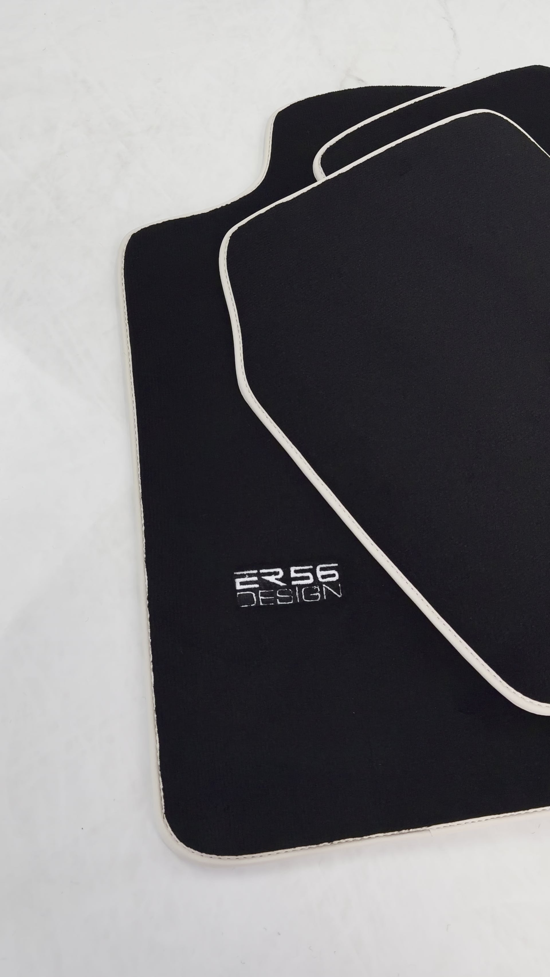 Svart bilmatter for Toyota Hilux (1998-2005) ER56-design - ER56 Design