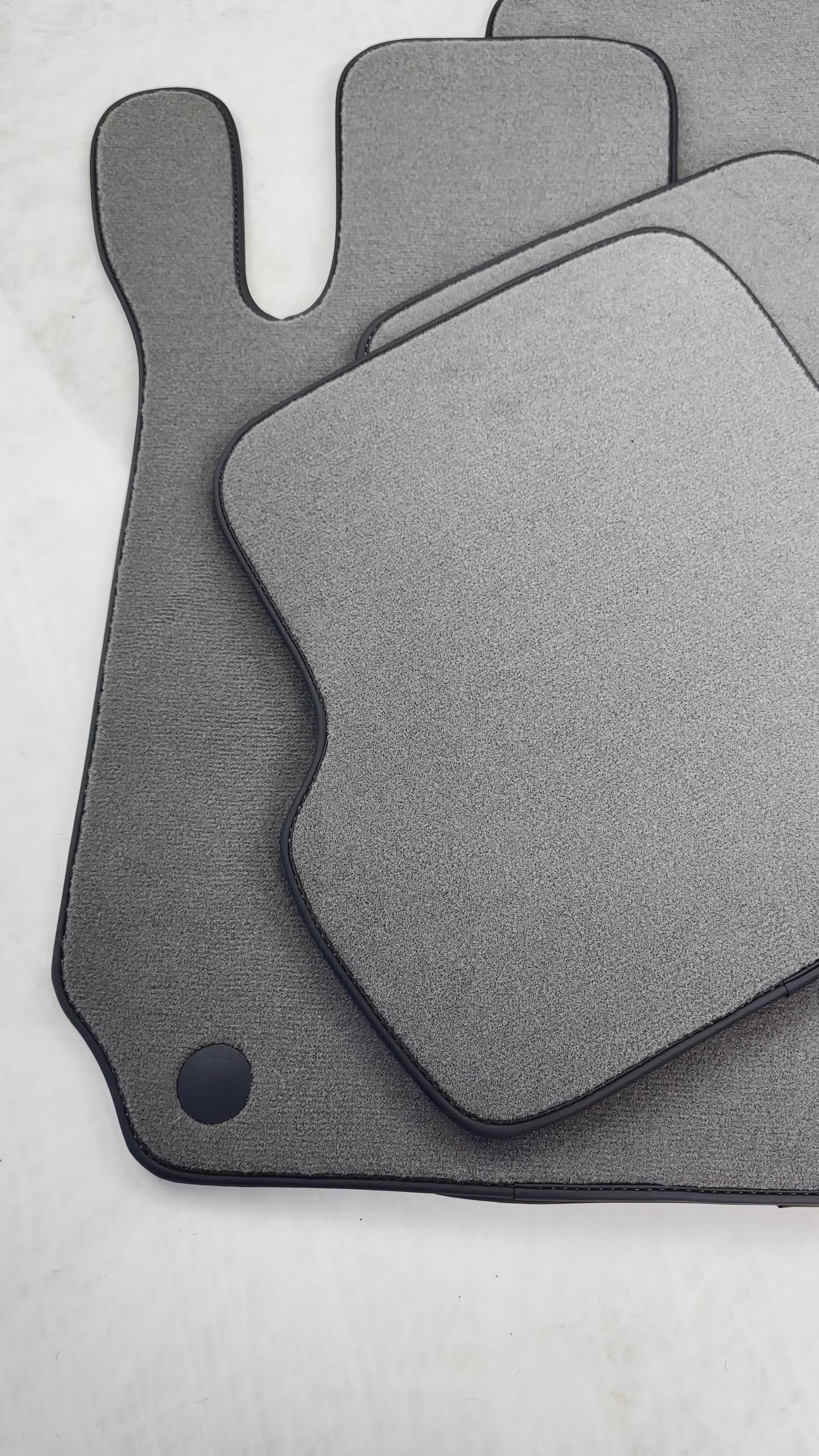 Graue Fußmatten für Mercedes-Benz C-Klasse W204 (2007–2014). - AutoWin