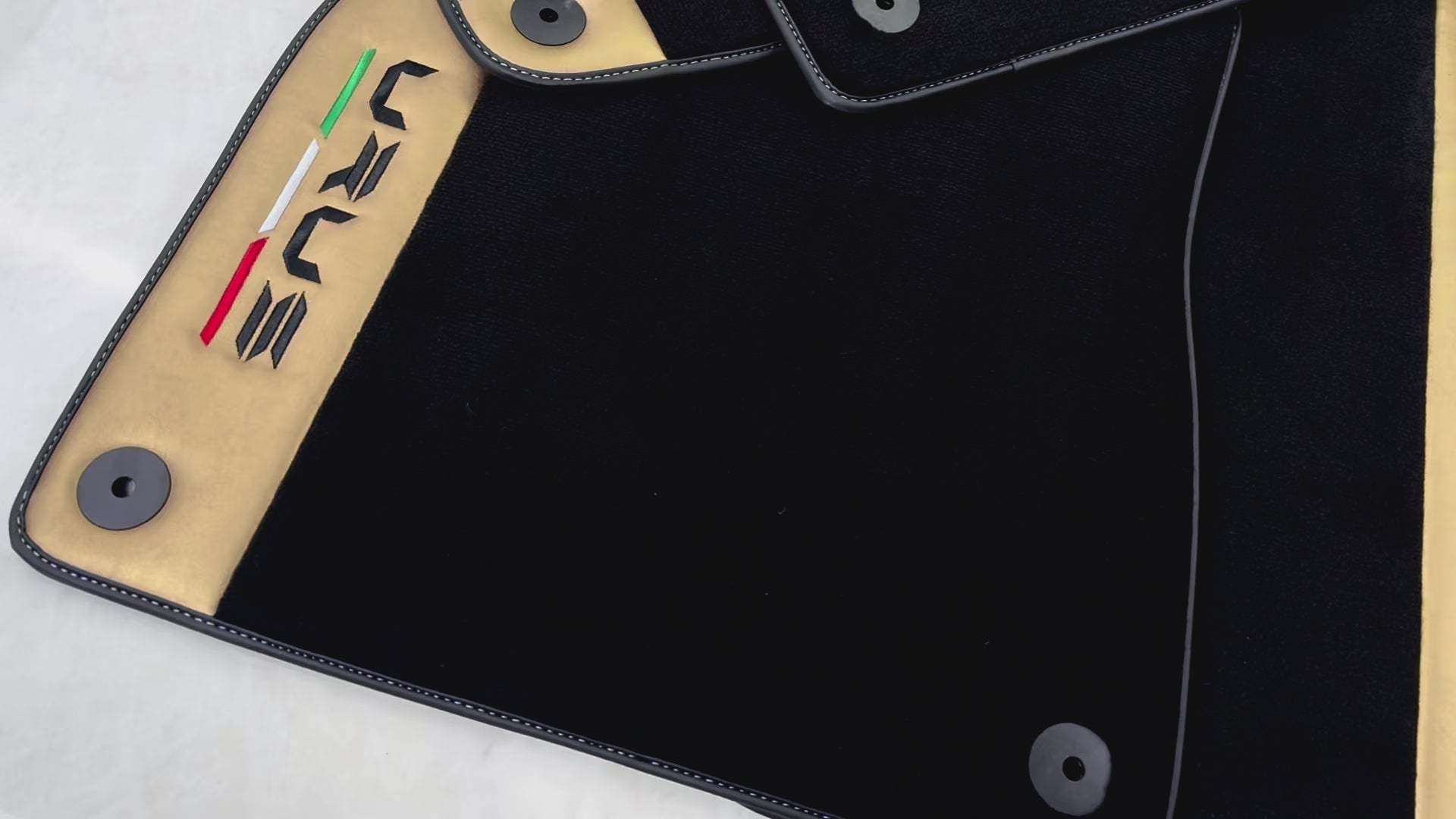 Italienske utgave svarte bilmatter for Lamborghini Urus (2018-2026) med gullskinnkant - AutoWin.EU