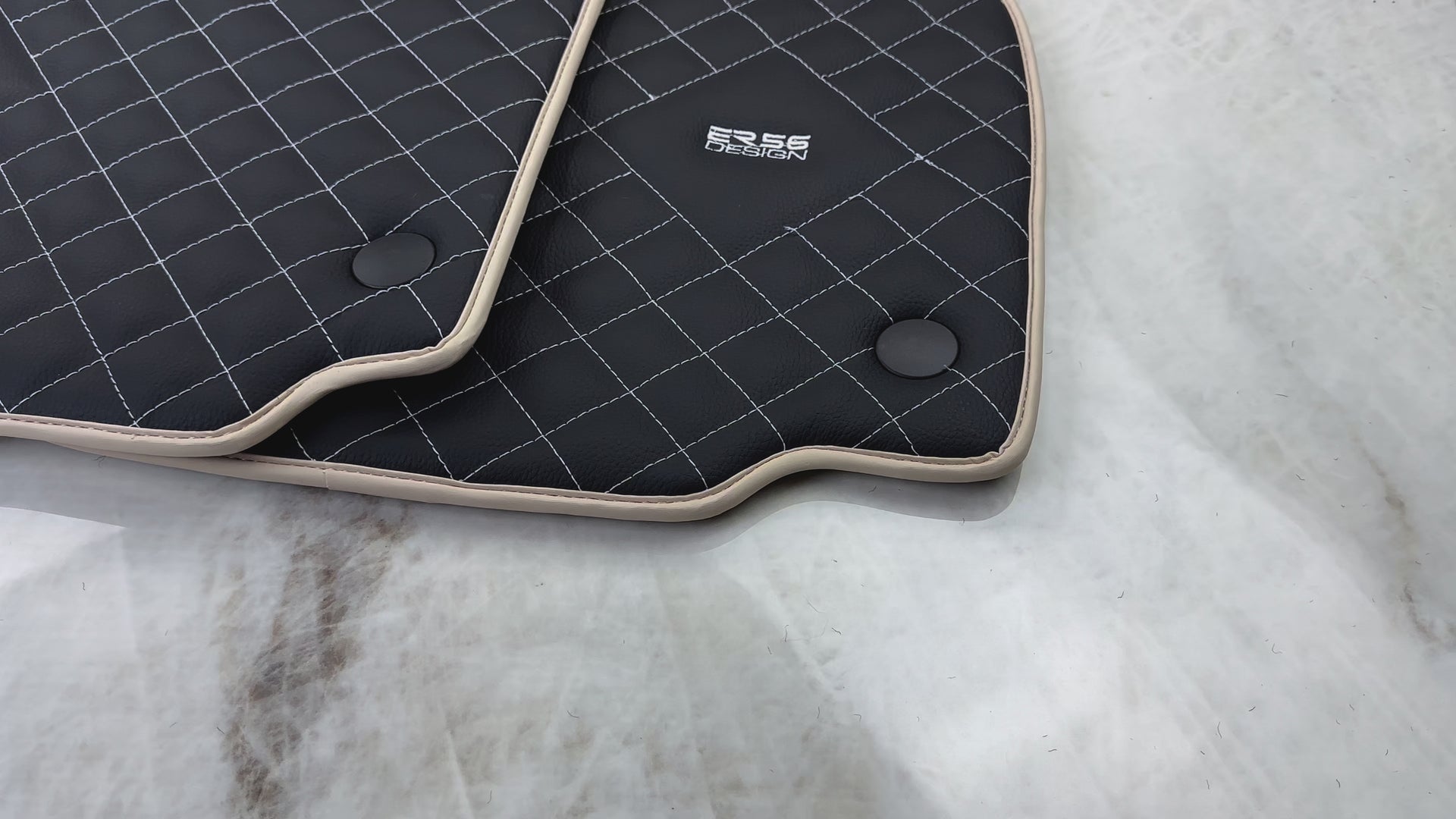 Leder-Fußmatten für Ferrari 488 Spider 2015–2022 mit weißen Nähten im ER56-Design | Beiger Besatz - AutoWin