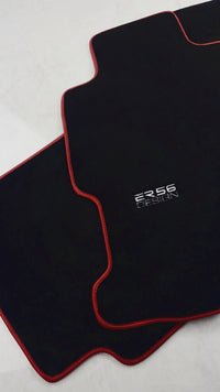 Schwarze Fußmatten für Honda Civic VII (2001–2005), ER56-Design mit rotem Rand