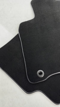 Schwarze Fußmatten für Honda CR-V (2002–2006).