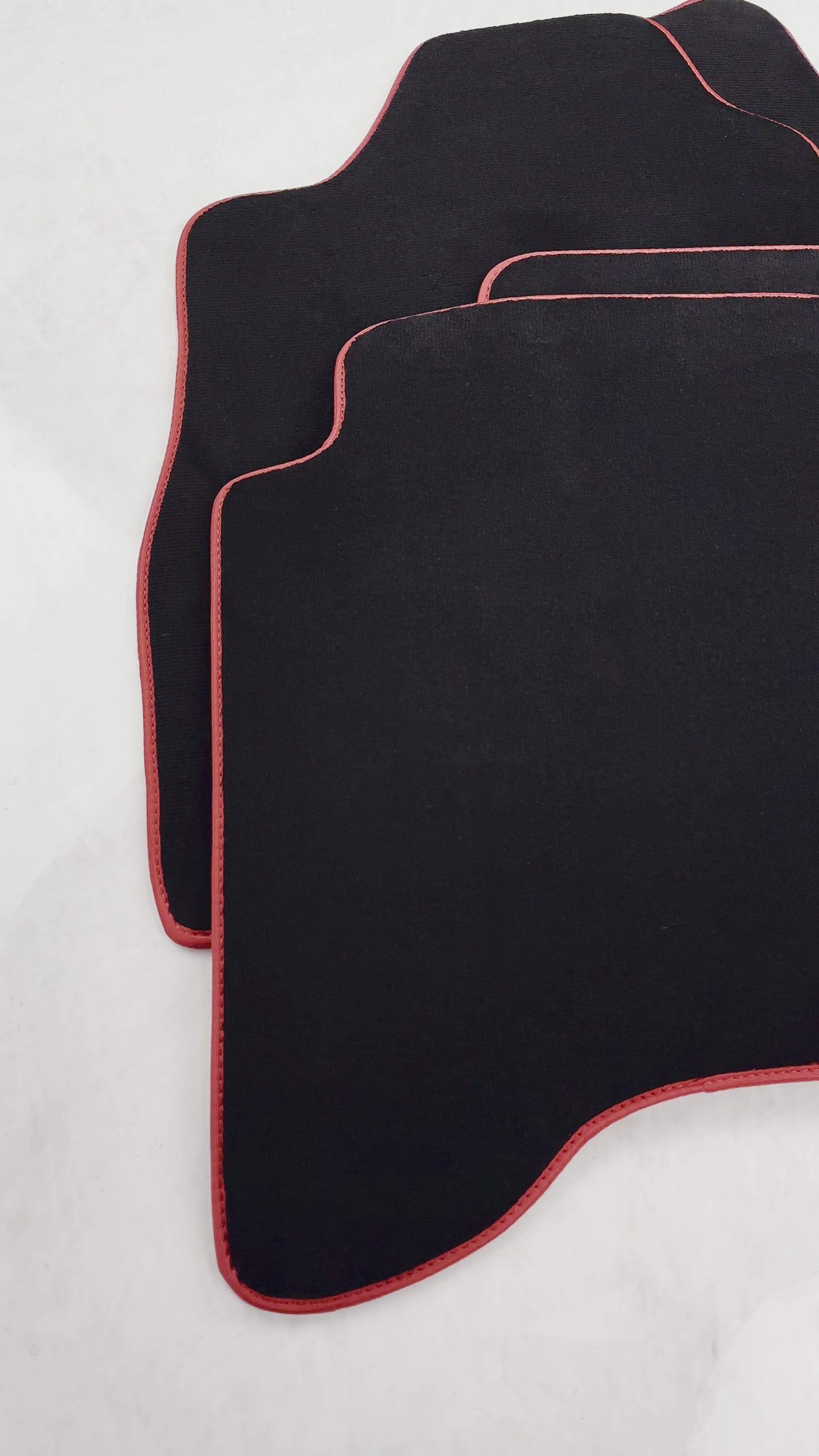 Svarte bilmatter for Toyota Land Cruiser 90 (1997-2003) rød kant | ER56 Design - ER56 Design