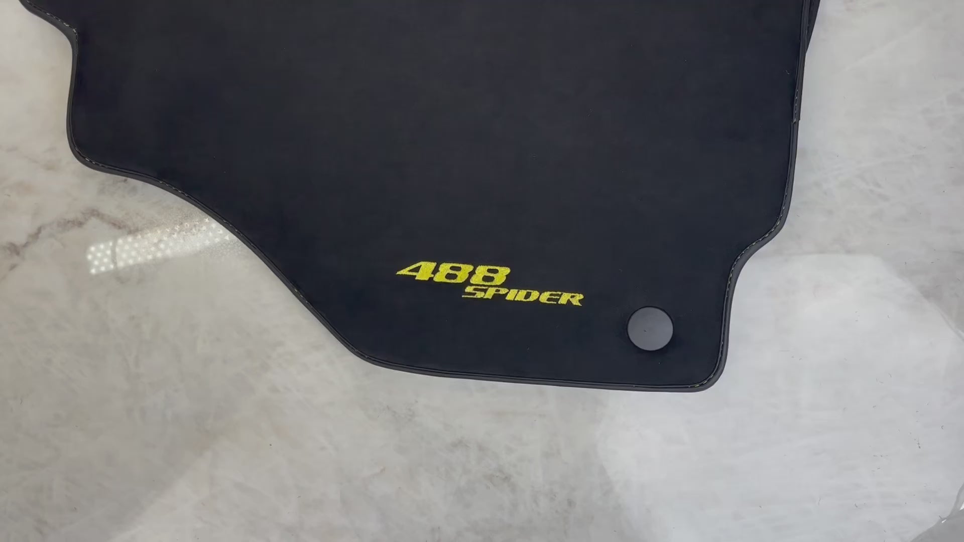 Alcantara-Fußmatten für Ferrari 488 Spider 2016–2022, gelbe Nähte - AutoWin