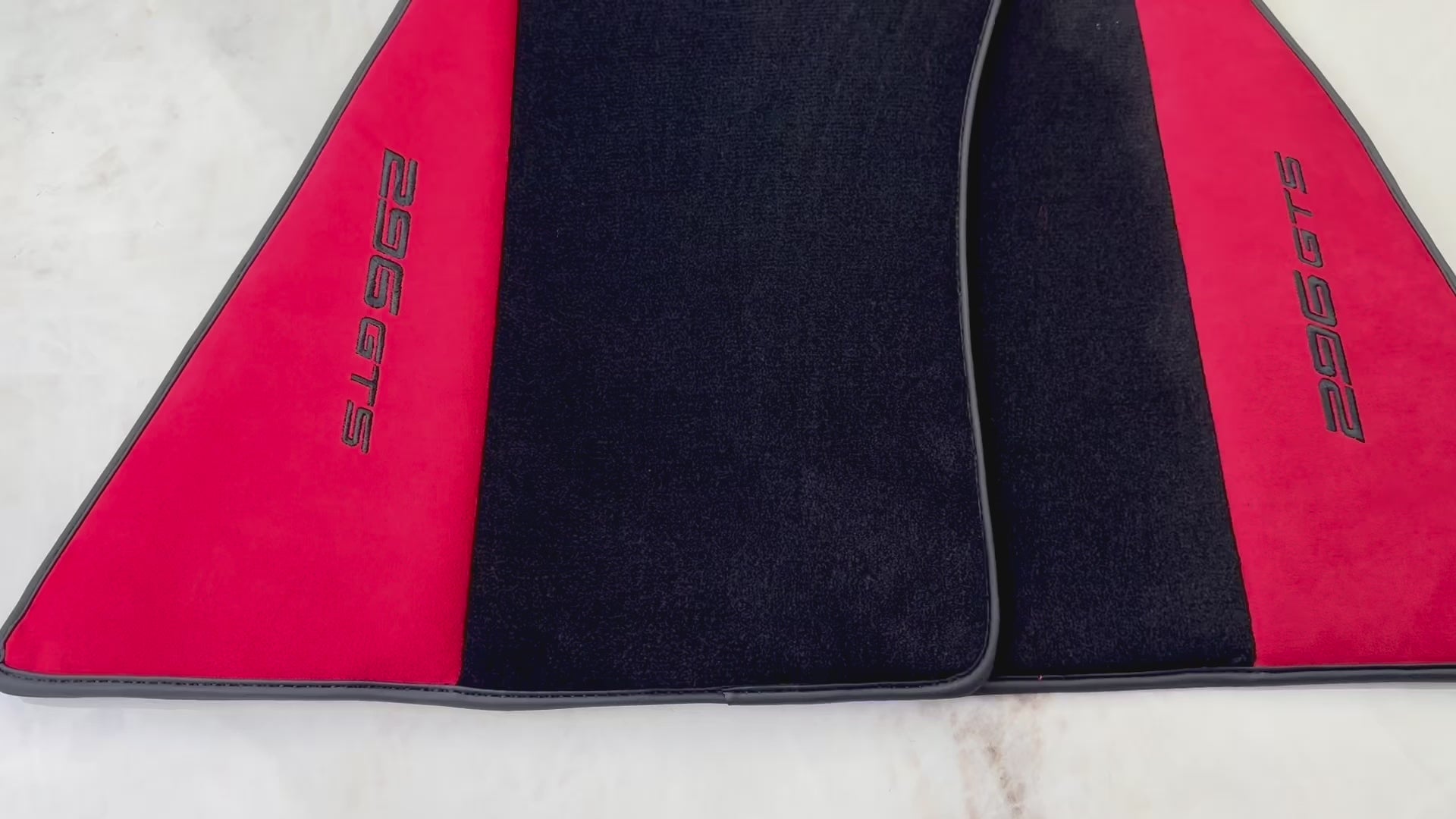 Sorte bilmatter for Ferrari 296 GTS (2022-2025) med rød Alcantara-lær - AutoWin