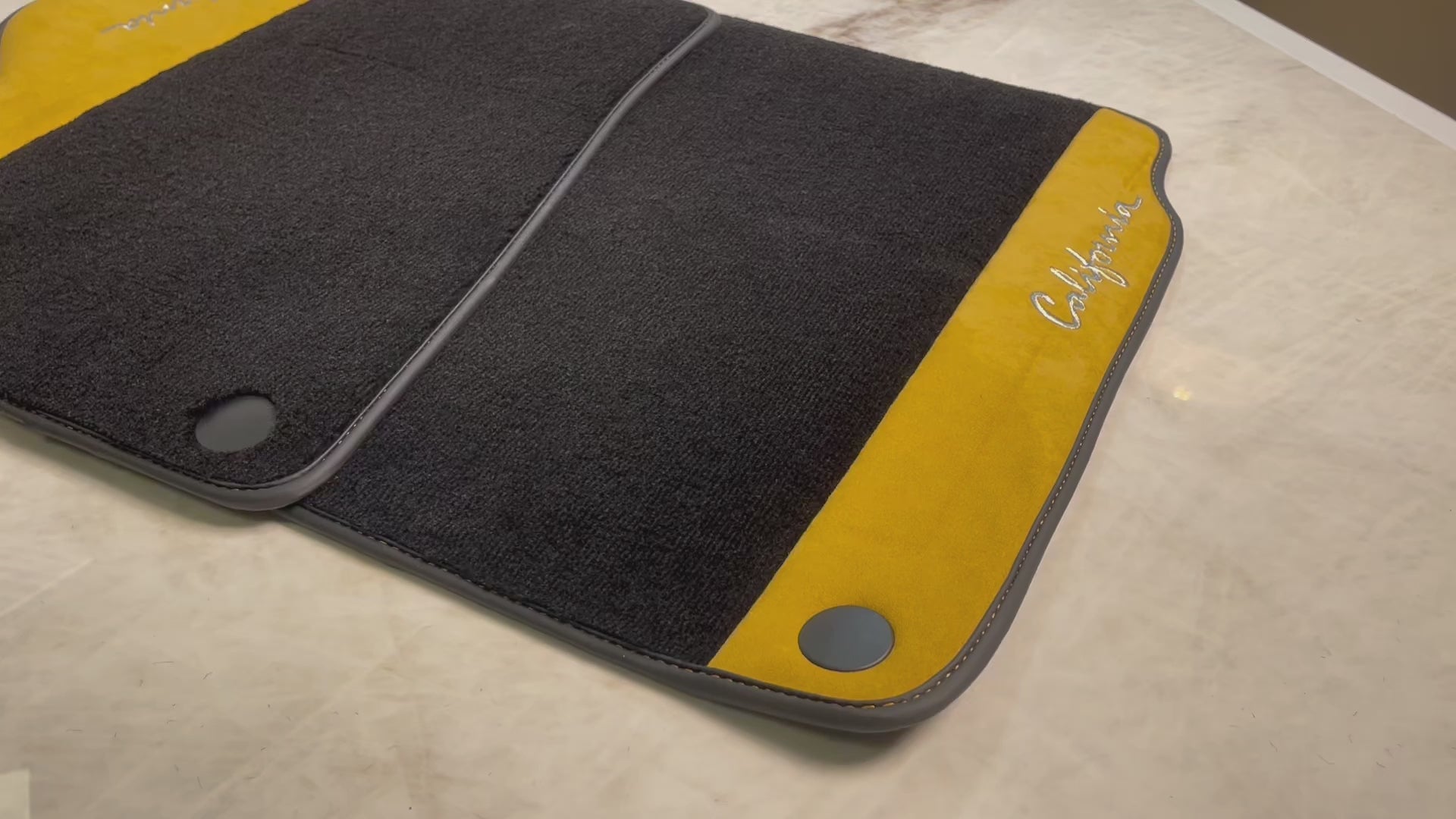 Schwarze Fußmatten für Ferrari California 2008–2014 mit hellbraunem Alcantara - AutoWin