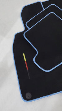 Schwarze Fußmatten für Porsche 911 – 992 (2019–2024) mit blauem Rand