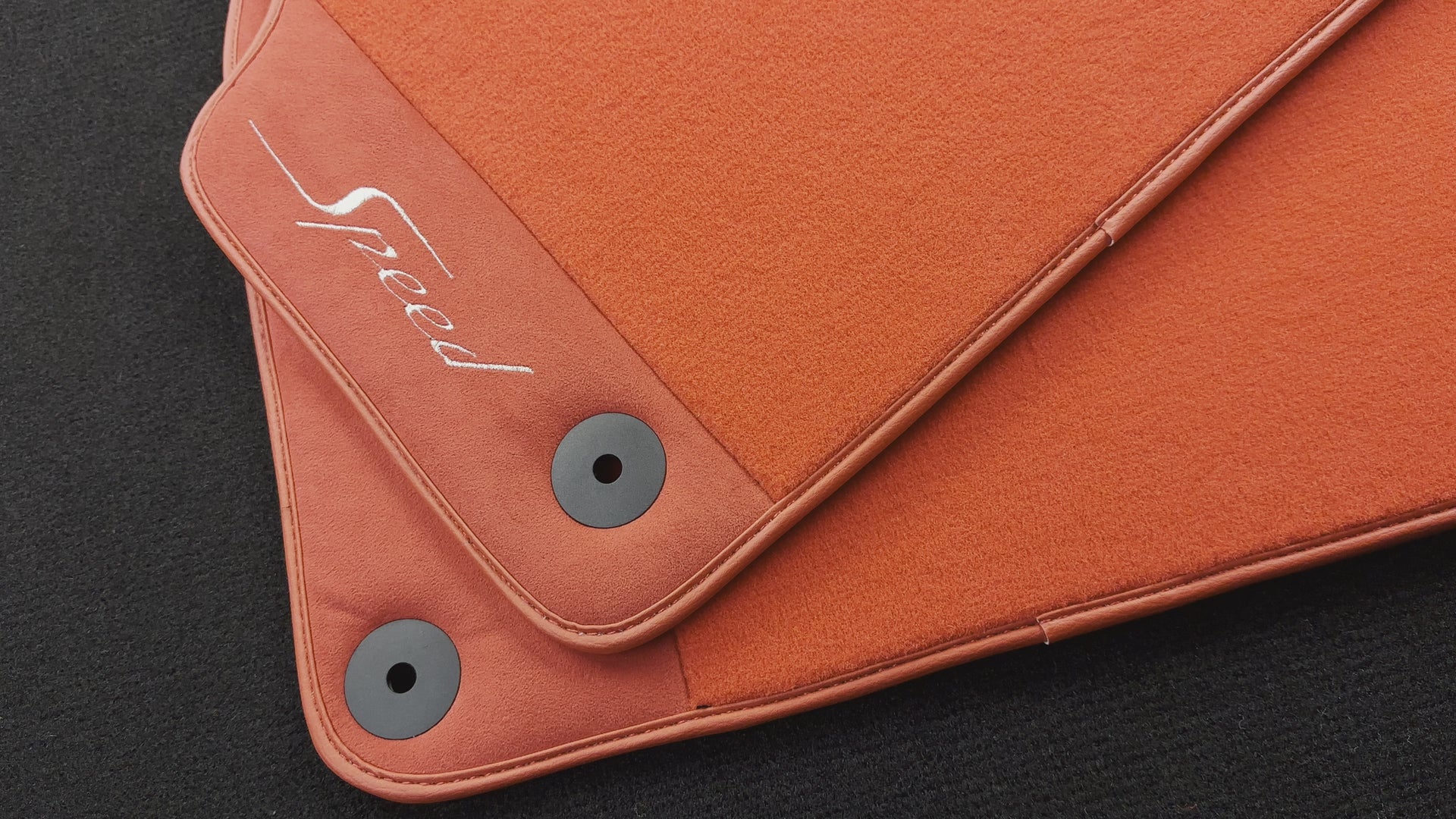 Røde Bilmatter for Bentley Bentayga (2015-2023) med Alcantara Lær - AutoWin