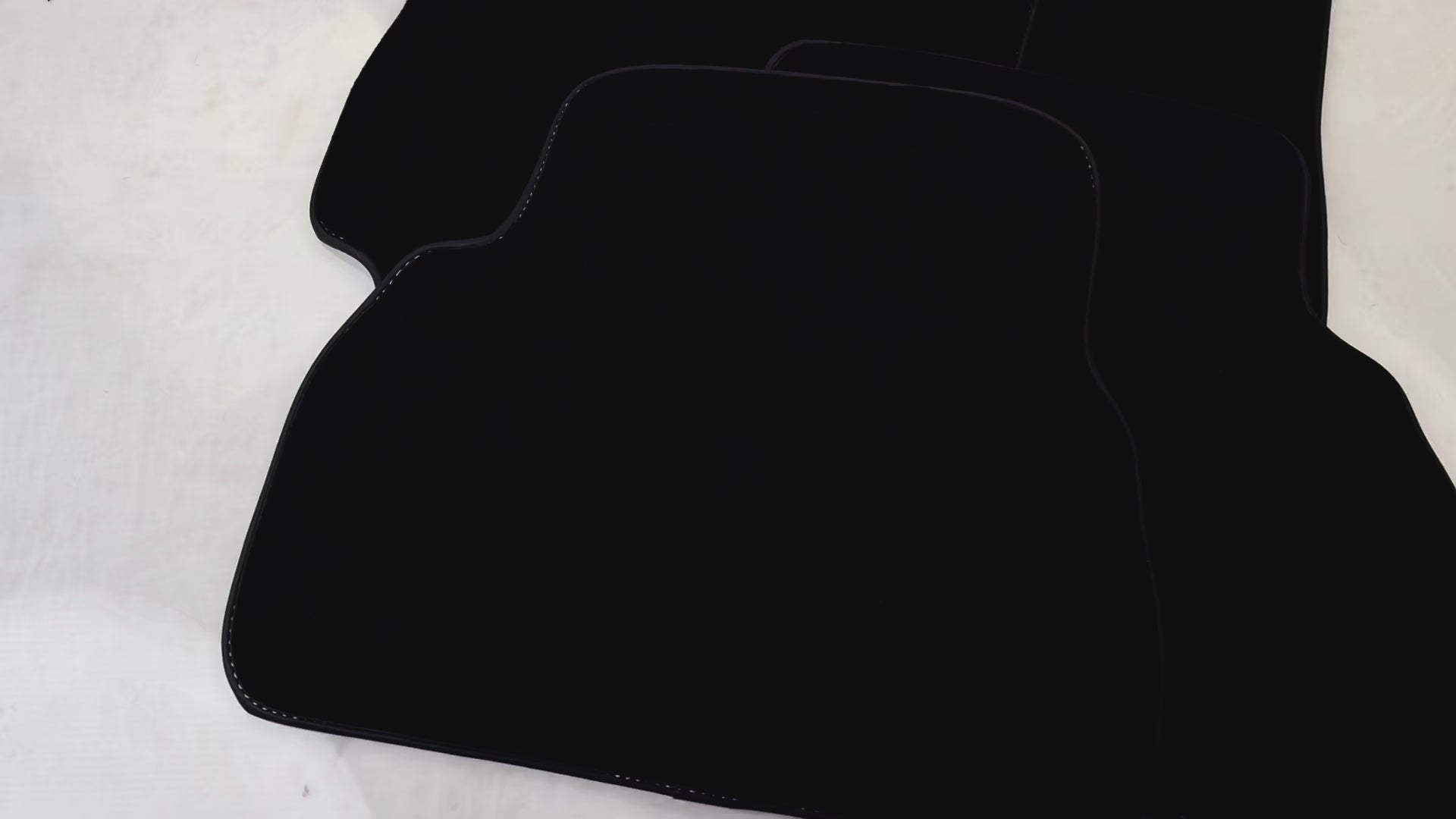 Svart bilmatter for Isuzu Jimny (2018-2024) - AutoWin