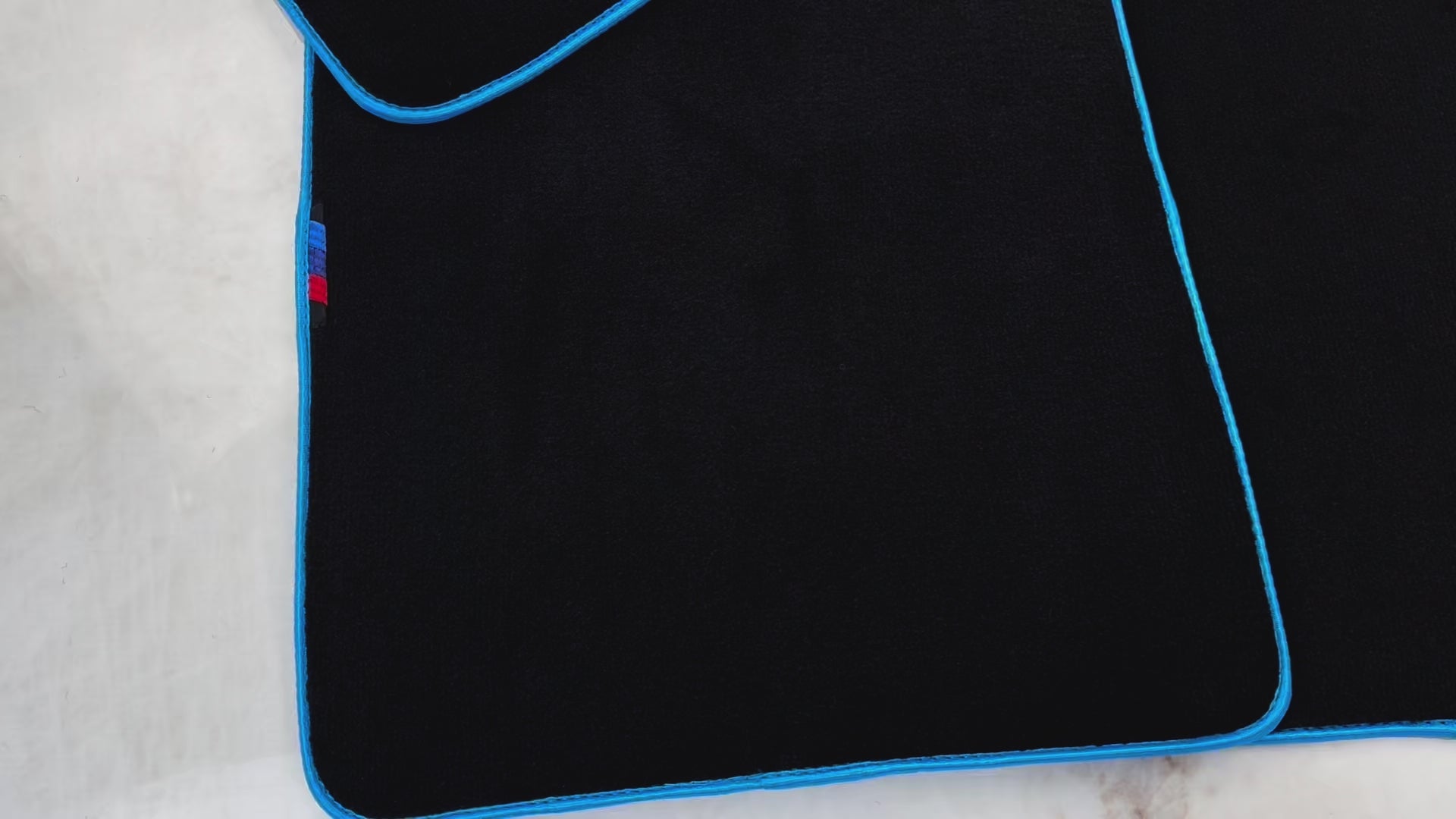 Schwarze Fußmatten für BMW 5er G30 | Himmelblauer Besatz - AutoWin