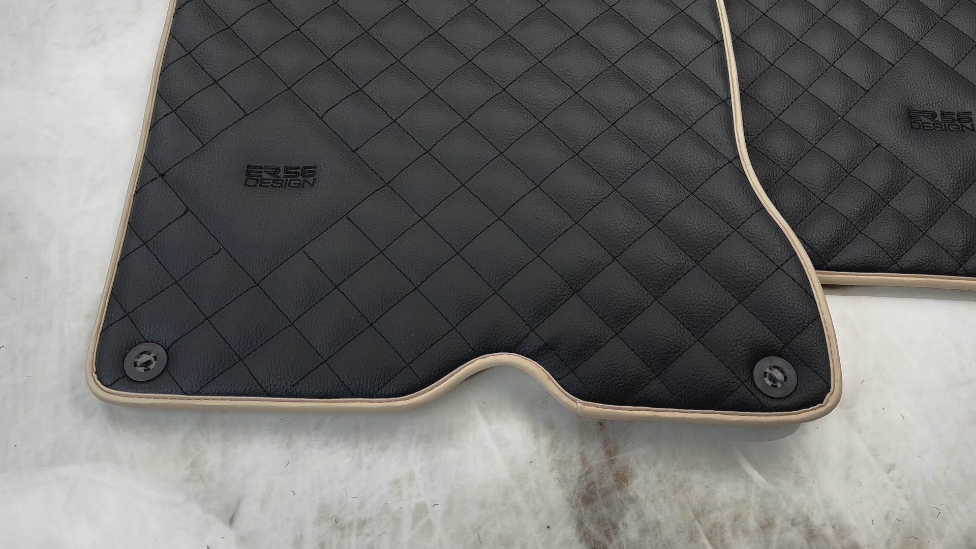 Lederbilmatter for Ferrari California T (2015-2018) Svart Sømm ER56 Design | Beige Kant - AutoWin