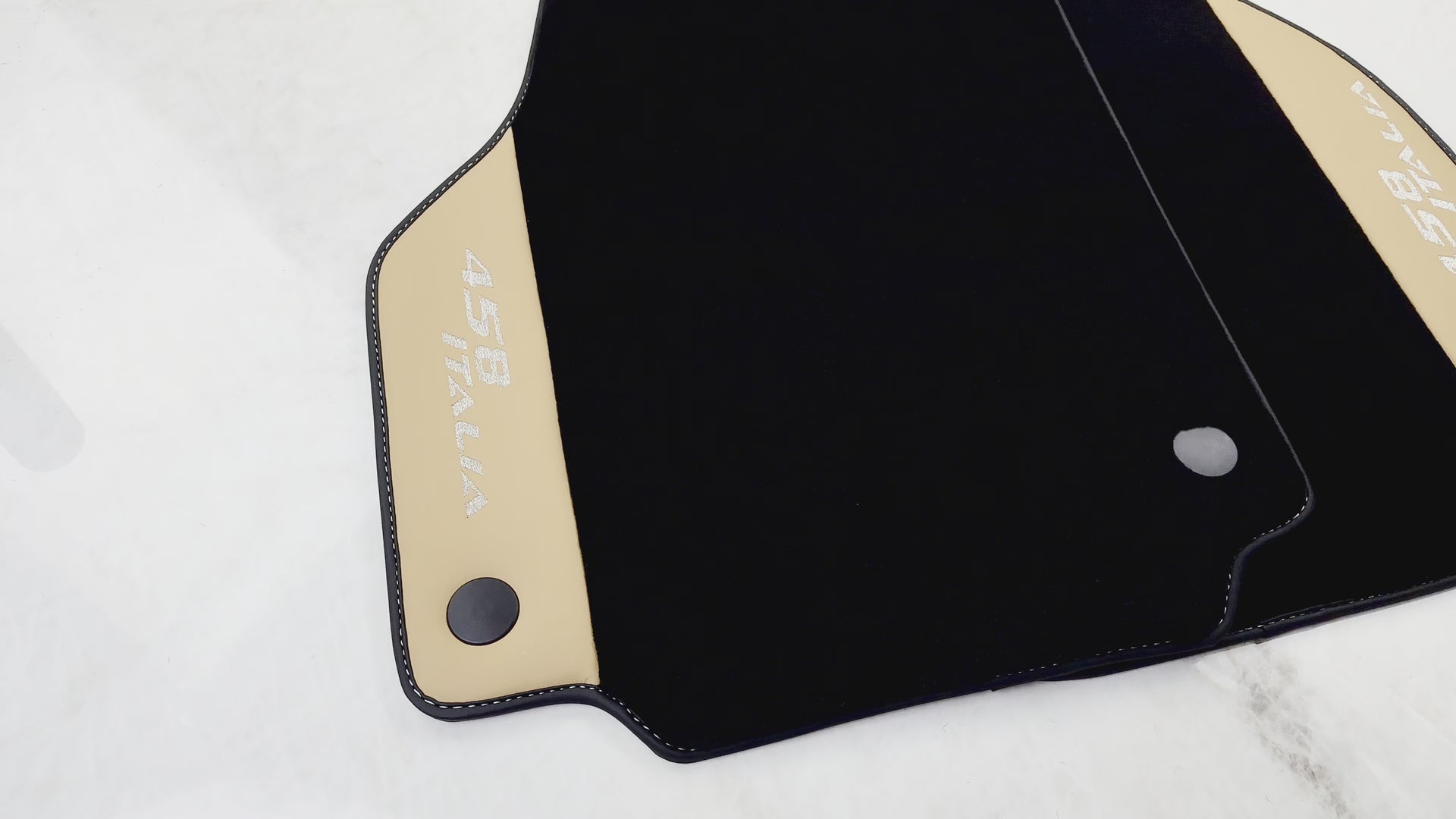 Schwarze Fußmatten für Ferrari 458 Italia (2009–2015) mit beigem Nappaleder - AutoWin