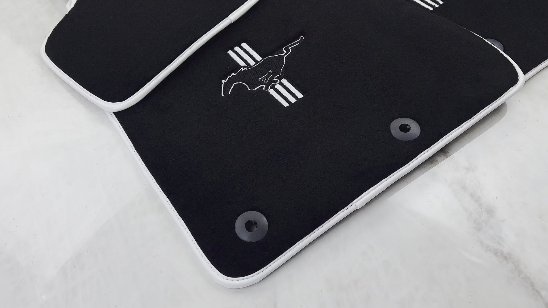 Schwarze Fußmatten mit weißem Rand für Ford Mustang V FL (2011–2014) mit Pony - AutoWin.EU