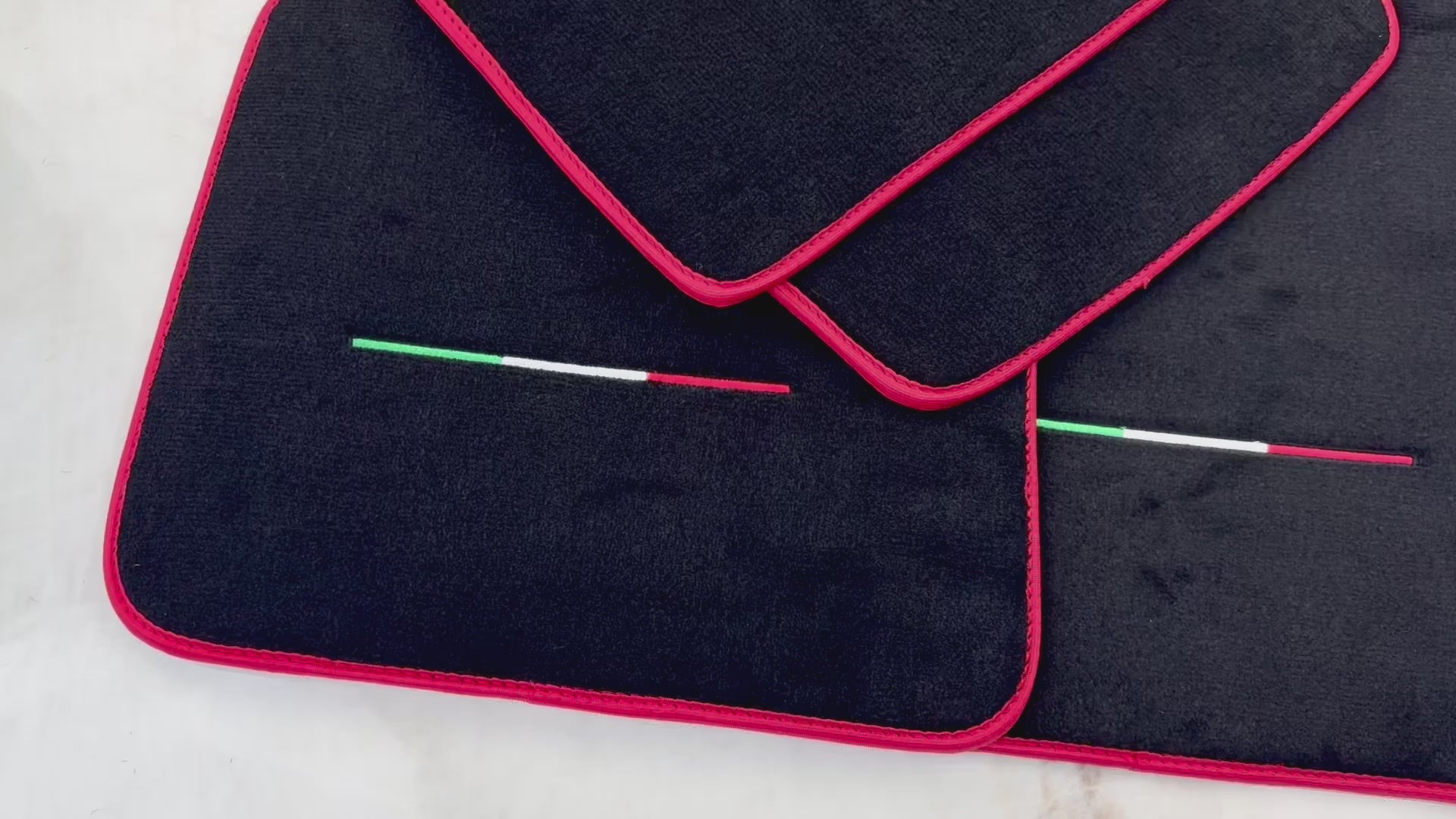 Svart bilmatter for Ferrari Purosangue Long med røde kanter | Italiensk utgave - AutoWin