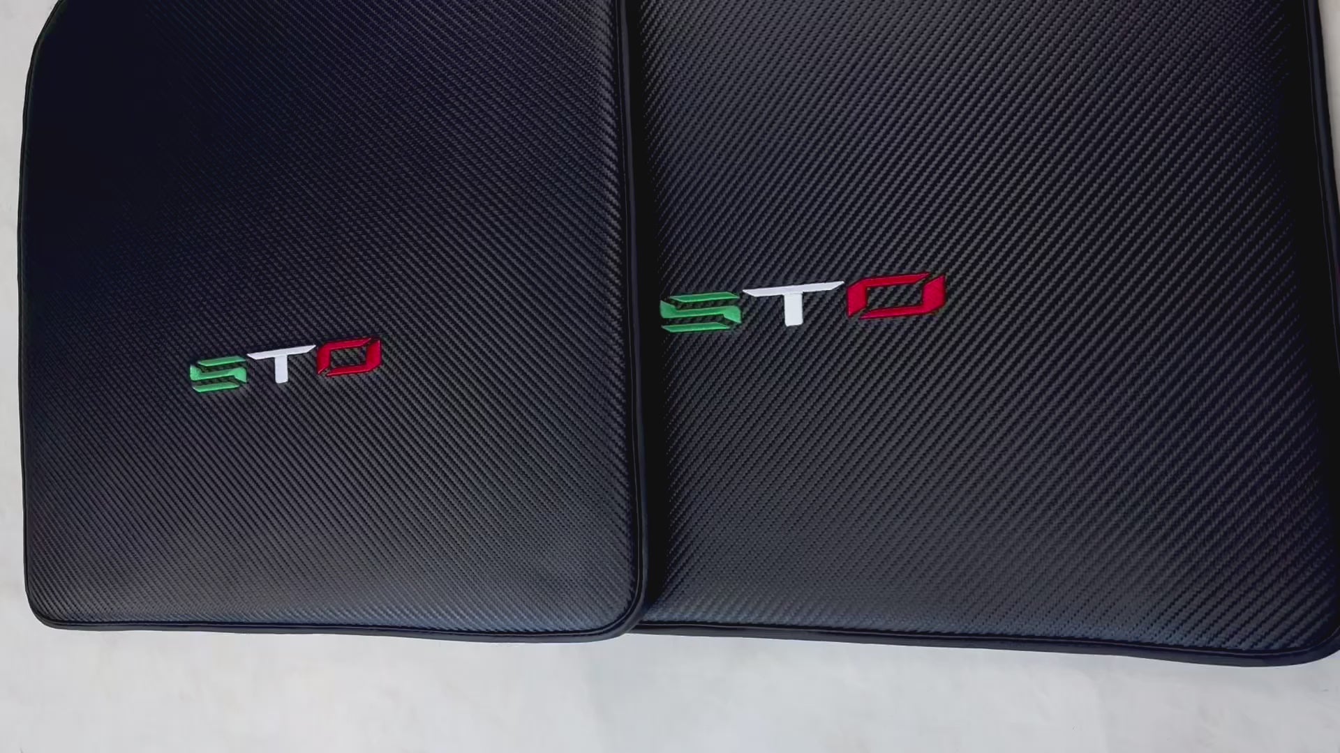 Schwarze Fußmatten aus Carbonfaser für Lamborghini Huracan STO - AutoWin.EU