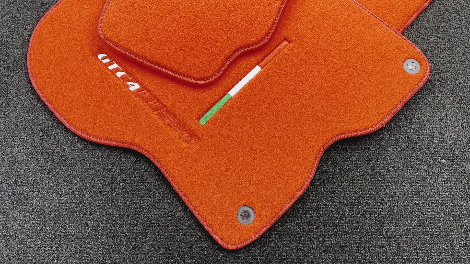 Rote Fußmatten für Ferrari GTC4 Lusso (2016–2023), italienische Ausgabe - AutoWin