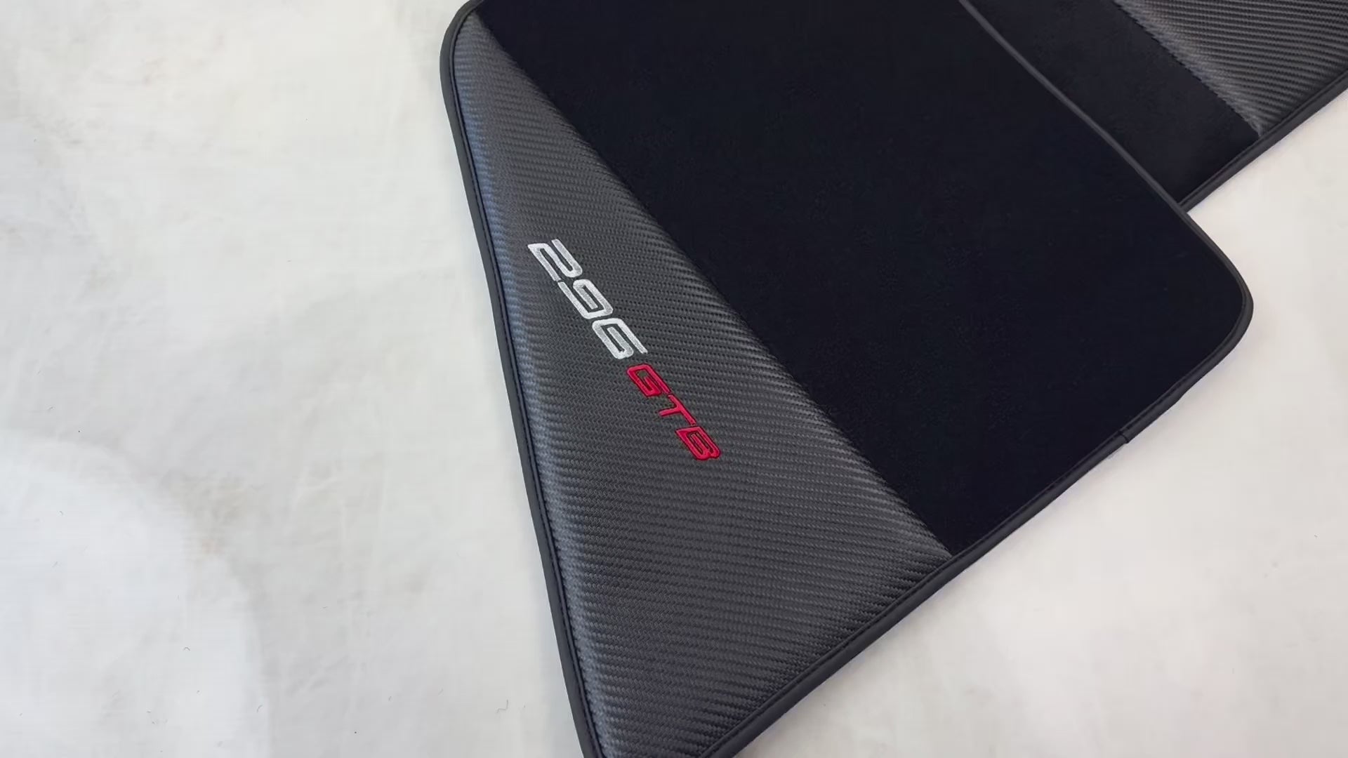 Sorte bilmatter til Ferrari 296 GTB (2022-2025) med karbonfiber - AutoWin