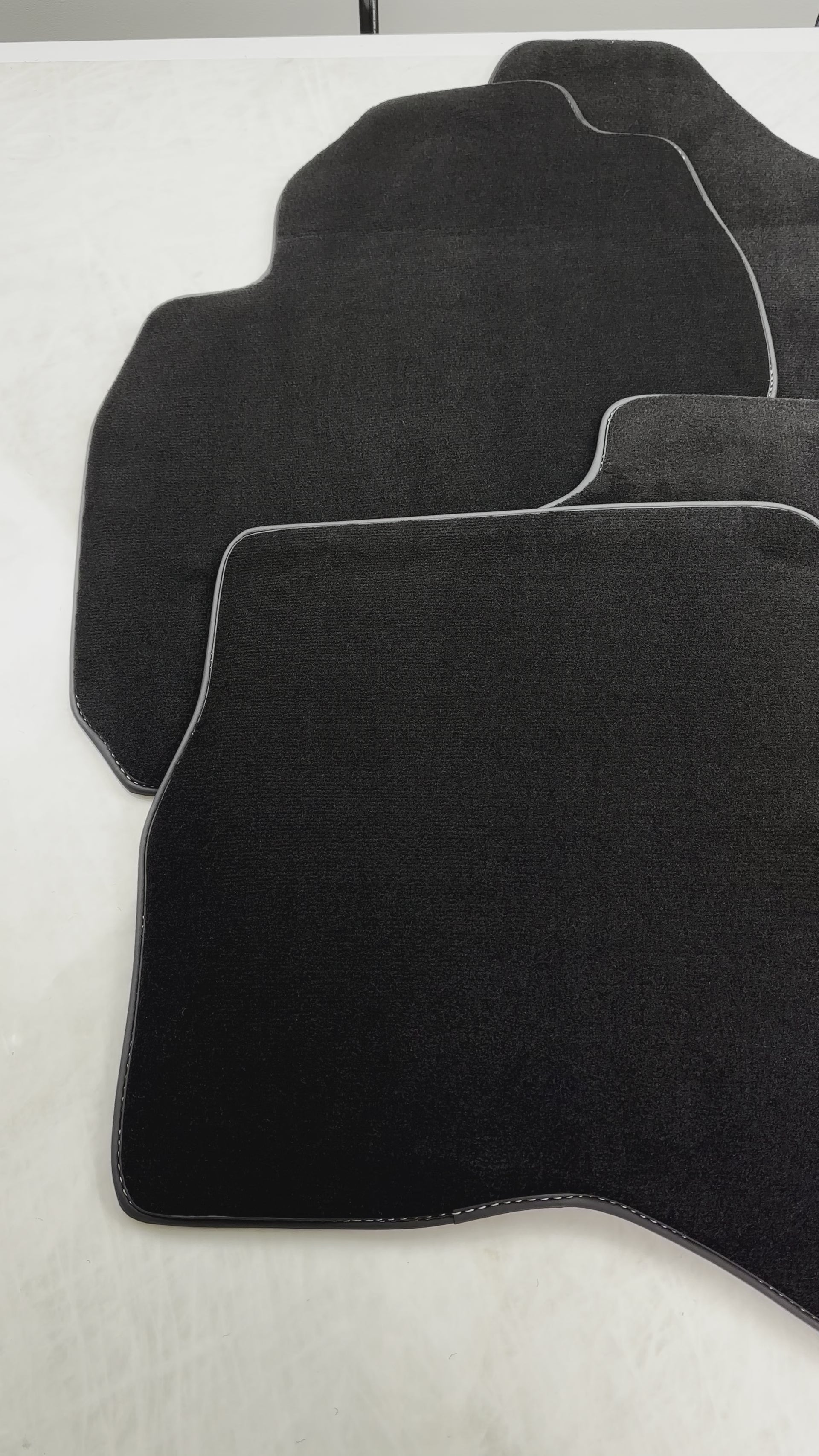 Schwarze Fußmatten für Mitsubishi Pajero 1999–2005 - AutoWin